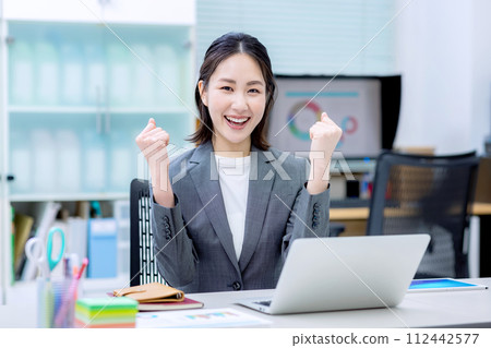 穿著西裝的女人的OL形象 112442577