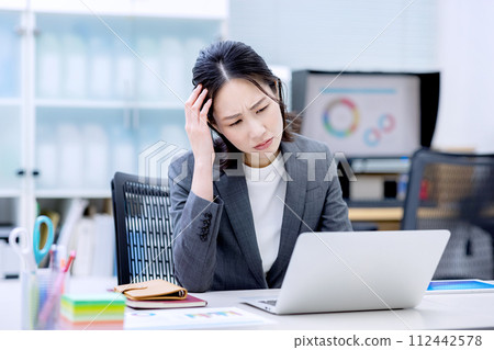 穿著西裝的女人的OL形象 112442578