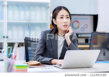 穿著西裝的女人的OL形象 112442580