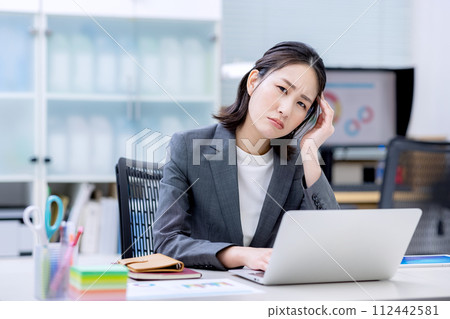 穿著西裝的女人的OL形象 112442581