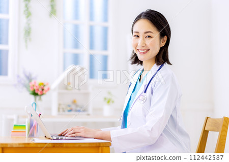 Pediatrics examination female doctor 112442587