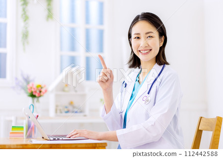 Pediatrics examination female doctor 112442588
