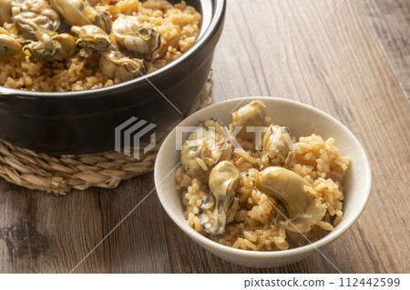 Oyster cooked rice, earthenware pot, rice bowl 112442599