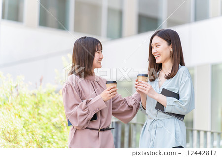 同事、朋友、女性朋友、大學生、女企業家喝咖啡聊天 同事、朋友、女性朋友、大學生、女企業家喝咖啡聊天 112442812