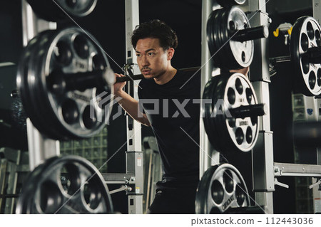 A man doing machine training at the gym 112443036
