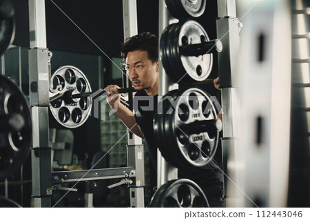 一個男人在健身房進行機器訓練 112443046