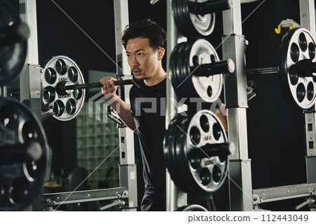 一個男人在健身房進行機器訓練 112443049