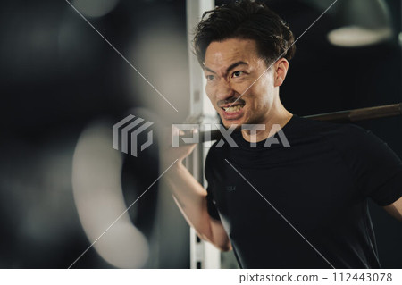 一個男人在健身房進行機器訓練 一個男人在健身房進行機器訓練 112443078