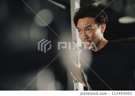 一個男人在健身房進行機器訓練 一個男人在健身房進行機器訓練 112443083