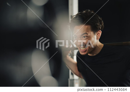 一個男人在健身房進行機器訓練 一個男人在健身房進行機器訓練 112443084