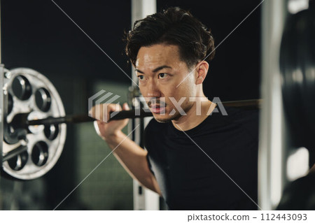 一個男人在健身房進行機器訓練 112443093