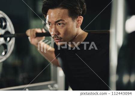 一個男人在健身房進行機器訓練 112443094