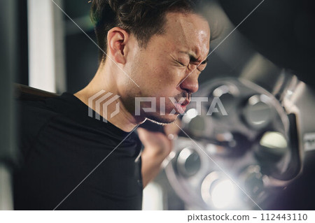 一個男人在健身房進行機器訓練 一個男人在健身房進行機器訓練 112443110