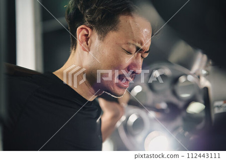 一個男人在健身房進行機器訓練 一個男人在健身房進行機器訓練 112443111