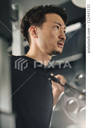 A man doing machine training at the gym 112443131