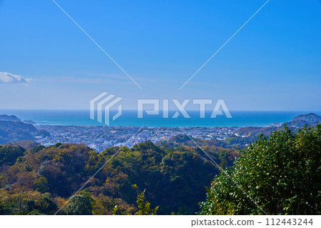 Southern view from Kenchoji Katsujoken Observation Deck on Tenen Hiking Course in Kamakura City in autumn (Kamakura City, Sagami Bay, etc.) 112443244