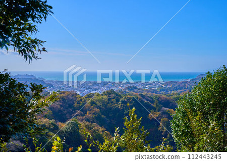 Southern view from Kenchoji Katsujoken Observation Deck on Tenen Hiking Course in Kamakura City in autumn (Kamakura City, Sagami Bay, etc.) Southern view from Kenchoji Katsujoken Observation Deck on Tenen Hiking Course in Kamakura City in autumn (Kamakura City, Sagami Bay, etc.) 112443245