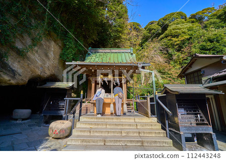 秋天的神奈川縣鎌倉市錢洗弁財天（宇賀福神社）的主殿和參拜者 112443248