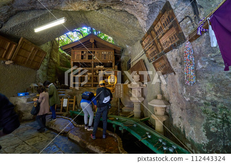 秋天的神奈川縣鎌倉市錢洗弁財天(宇賀福神社)的內殿和參拜者 秋天的神奈川縣鎌倉市錢洗弁財天(宇賀福神社)的內殿和參拜者 112443324