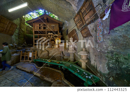 秋天的神奈川縣鎌倉市錢洗弁財天(宇賀福神社)內宮 秋天的神奈川縣鎌倉市錢洗弁財天(宇賀福神社)內宮 112443325