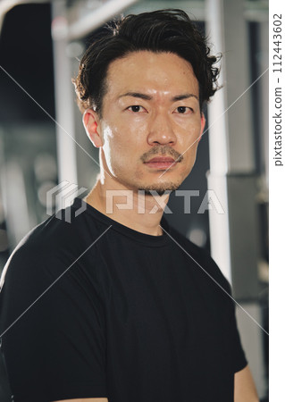 在訓練館裡表情嚴肅的男人 在訓練館裡表情嚴肅的男人 112443602