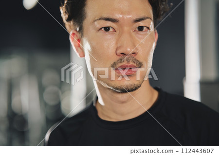 在訓練館裡表情嚴肅的男人 在訓練館裡表情嚴肅的男人 112443607