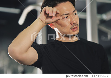 在訓練館裡表情嚴肅的男人 在訓練館裡表情嚴肅的男人 112443627