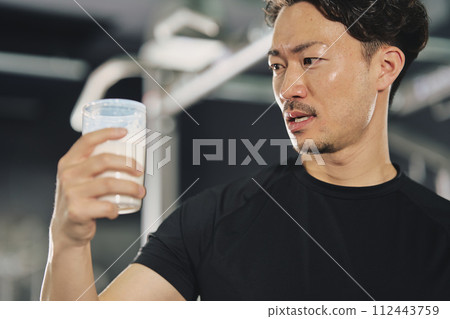 年輕人在健身房訓練時喝蛋白質 112443759