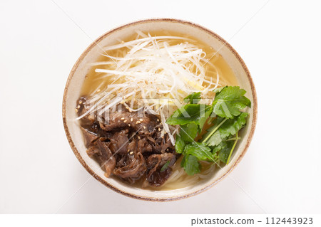 Morioka cold noodles beef bone soup (beef, green onion, mizuna) Morioka cold noodles beef bone soup (beef, green onion, mizuna) 112443923