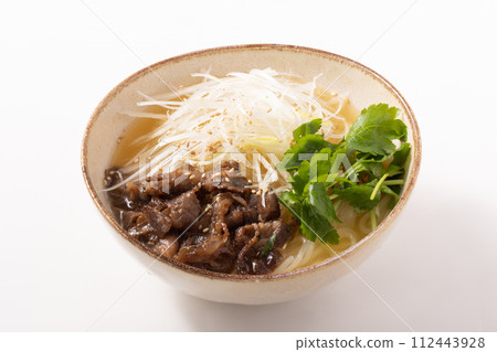 Morioka cold noodles beef bone soup (beef, green onion, mizuna) 112443928