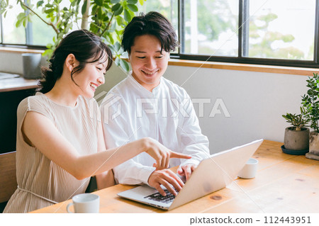 夫妻倆在家看著筆記型電腦聊天(影片、諮詢、資產管理、網路購物) 夫妻倆在家看著筆記型電腦聊天(影片、諮詢、資產管理、網路購物) 112443951
