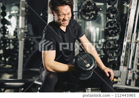 男人在健身房做啞鈴訓練 112443965