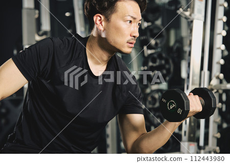 男人在健身房做啞鈴訓練 男人在健身房做啞鈴訓練 112443980