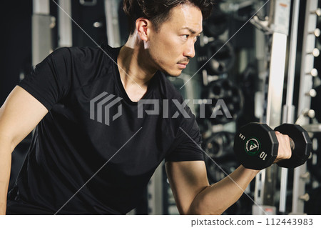 男人在健身房做啞鈴訓練 男人在健身房做啞鈴訓練 112443983