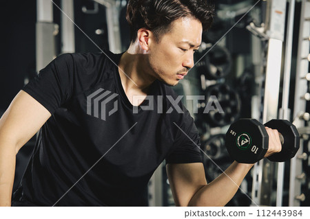 男人在健身房做啞鈴訓練 112443984