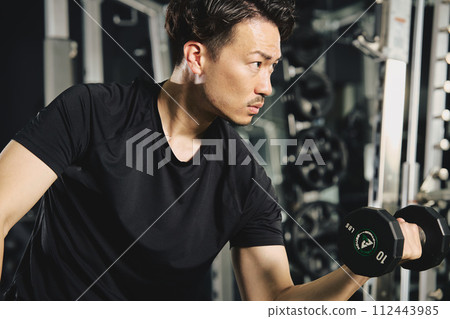 男人在健身房做啞鈴訓練 男人在健身房做啞鈴訓練 112443985
