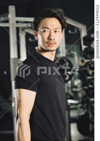 男人在健身房做啞鈴訓練 男人在健身房做啞鈴訓練 112444012