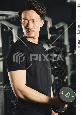 男人在健身房做啞鈴訓練 男人在健身房做啞鈴訓練 112444014