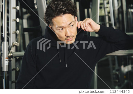 一個穿著訓練服的男人的肖像 112444345