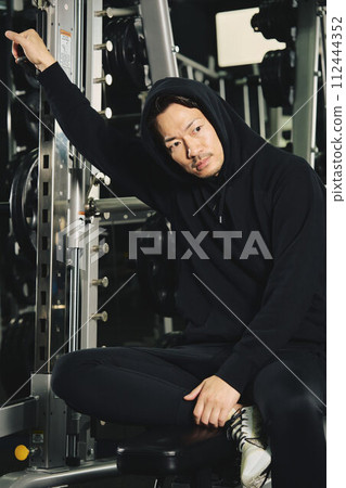 一個穿著訓練服的男人的肖像 一個穿著訓練服的男人的肖像 112444352