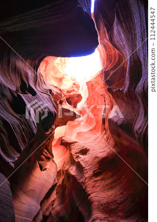 亞利桑那州羚羊峽穀神秘的紅色黏土漸變 亞利桑那州羚羊峽穀神秘的紅色黏土漸變 112444547