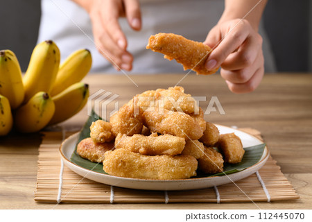 Deep fried banana with flour and sesame, Thai street food 112445070