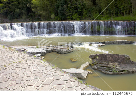 黑色瀑布 112445675