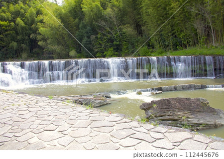 黑色瀑布 112445676