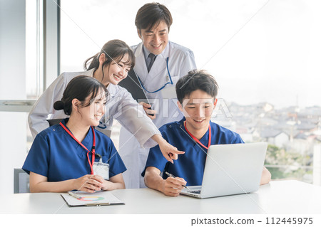 男女醫生、醫生、護士、醫務工作者和技術人員在醫療辦公室開會 112445975