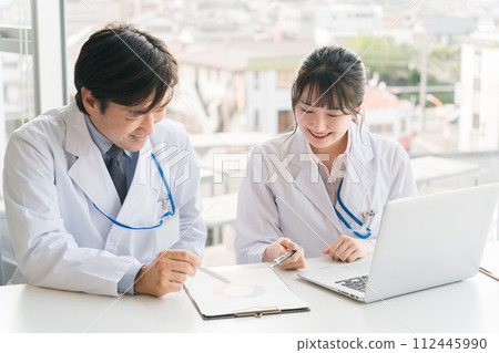 Male and female doctors having a conference/meeting Male and female doctors having a conference/meeting 112445990