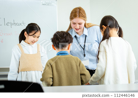 外籍教練和孩子們 112446146