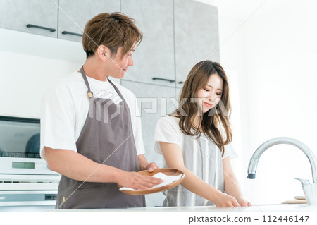 一對亞洲好朋友男女在我家的廚房裡一起做家務和洗碗時聊天 112446147