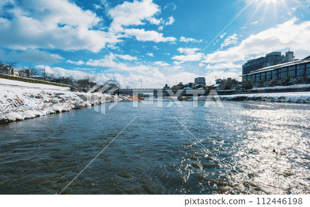 京都鴨川的冬景 京都鴨川的冬景 112446198