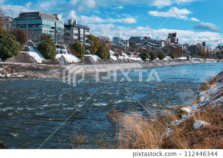 京都三條鴨川冬天的風景 112446344